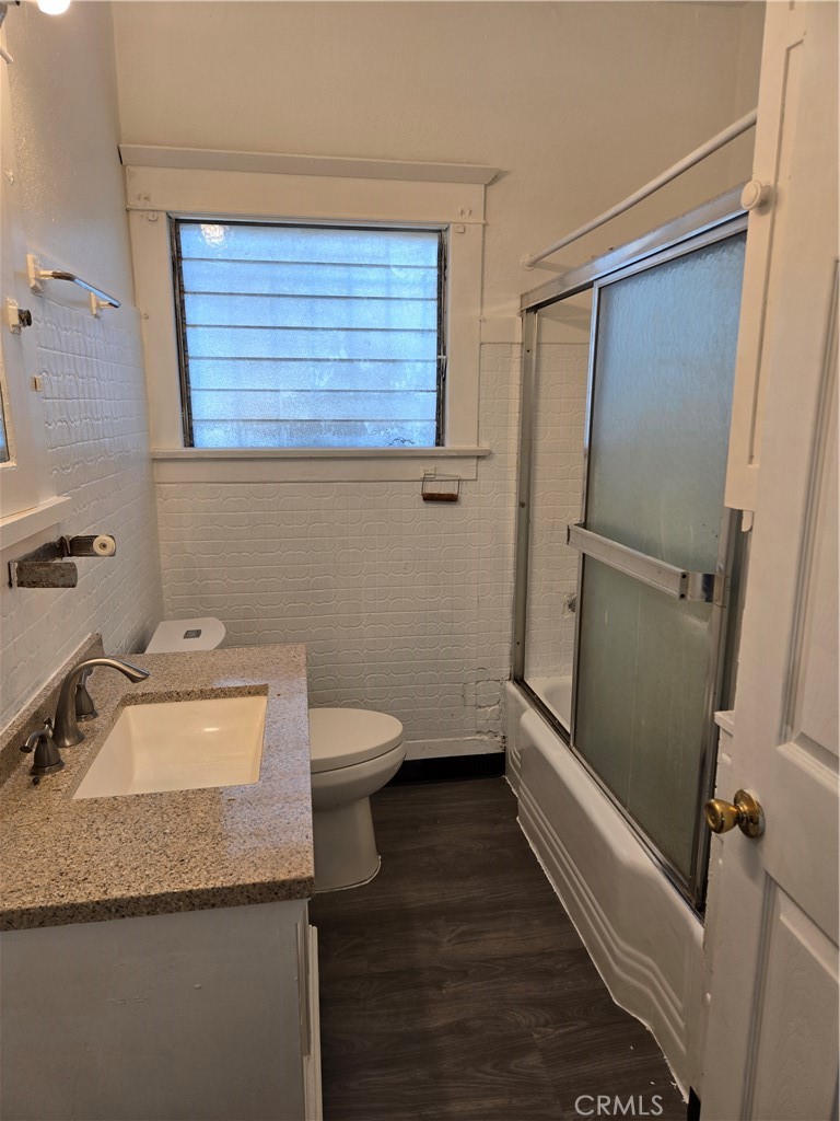 555 W 43rd Property Photo 17