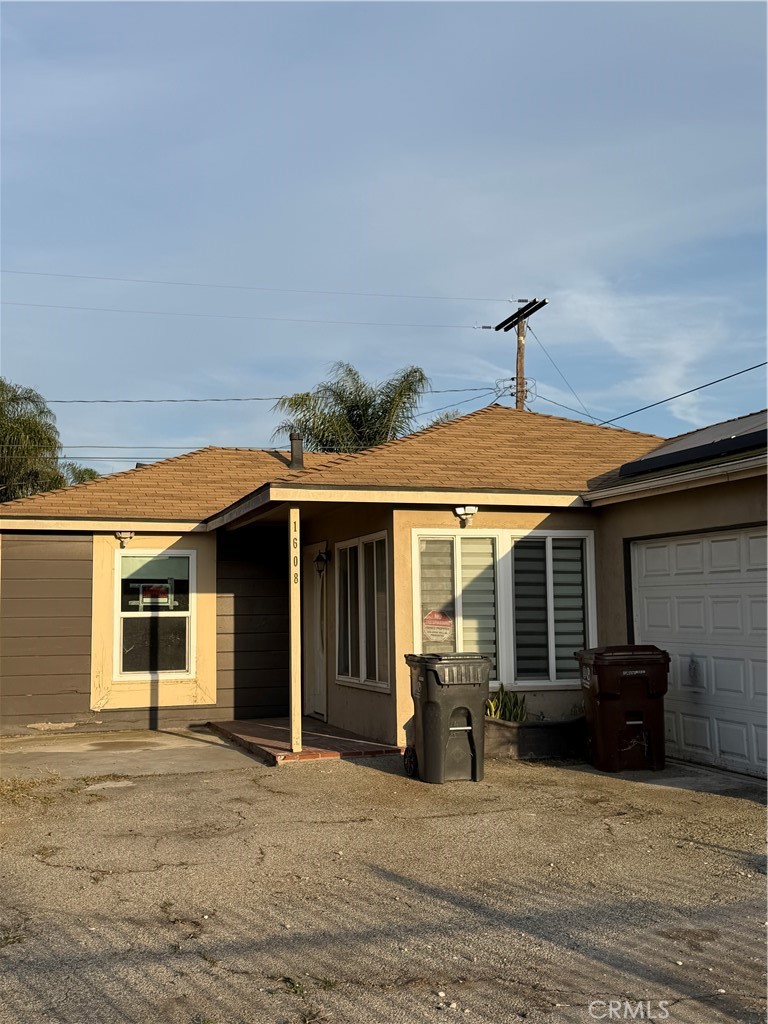 1608 N Grape Property Photo 2