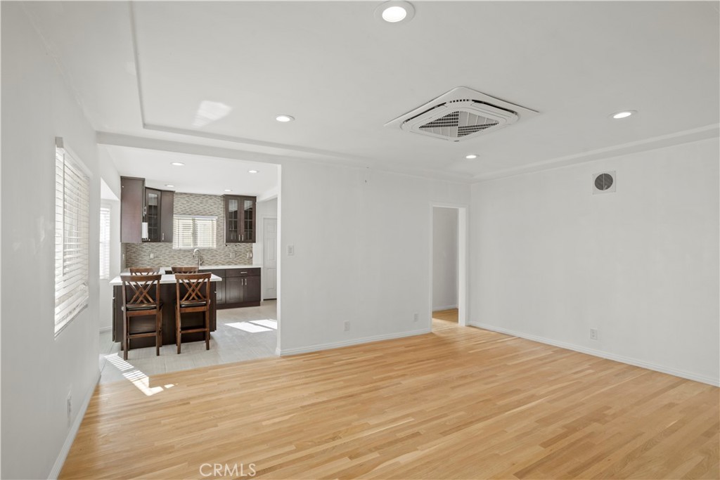 300. W Hillsdale Property Photo 7