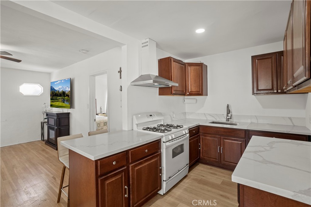 300. W Hillsdale Property Photo 17
