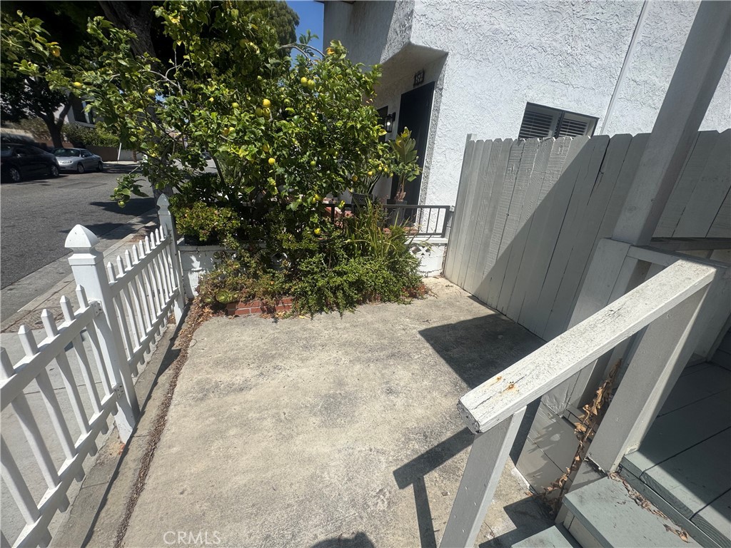 652 Navy Street Property Photo 3