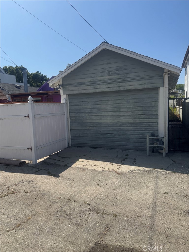 652 Navy Street Property Photo 4