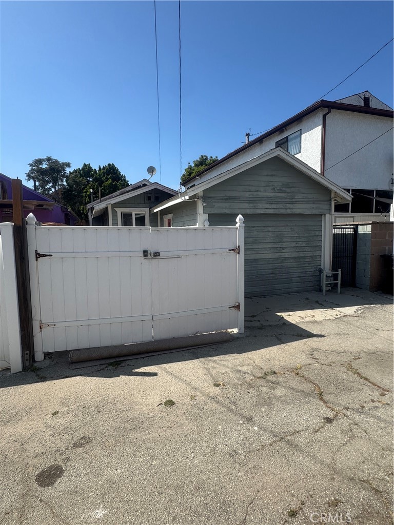 652 Navy Street Property Photo 5