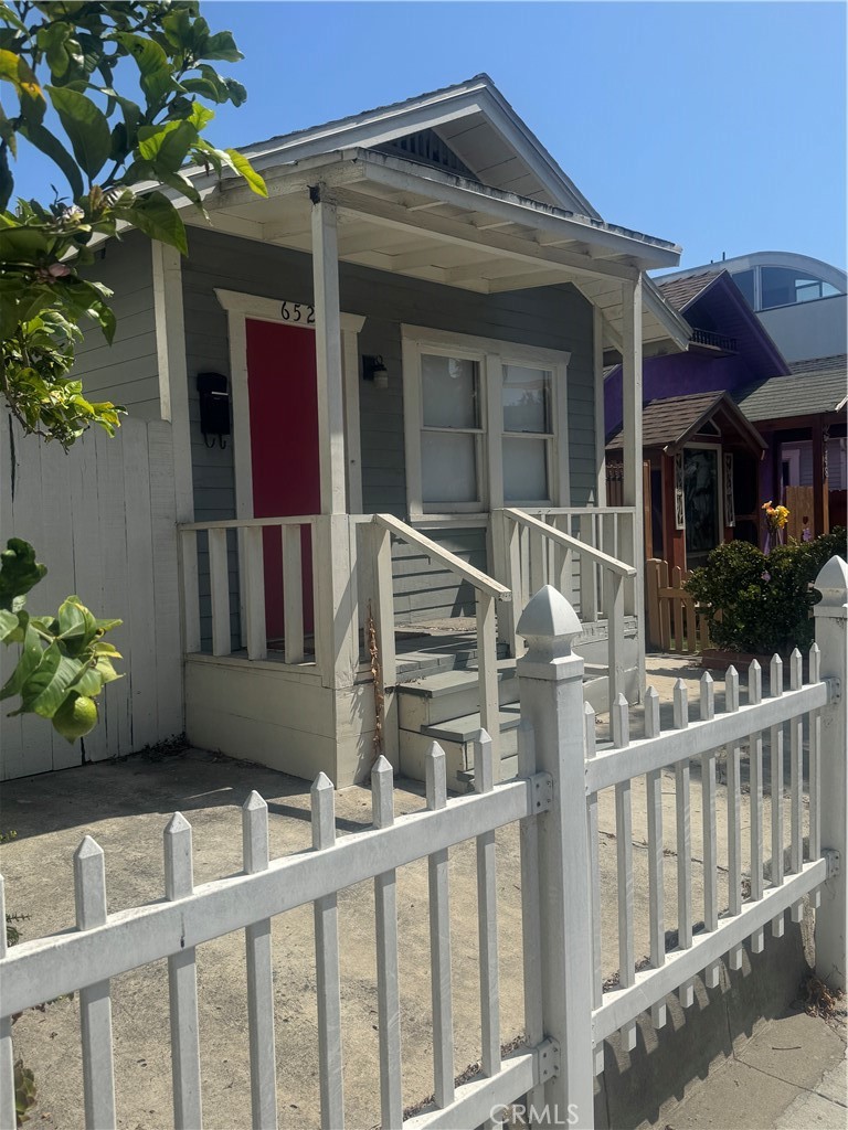 652 Navy Street Property Photo 8