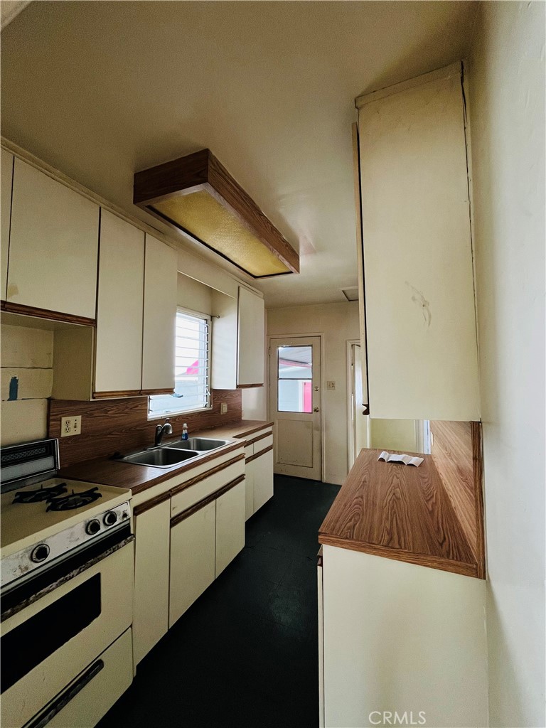 652 Navy Street Property Photo 18