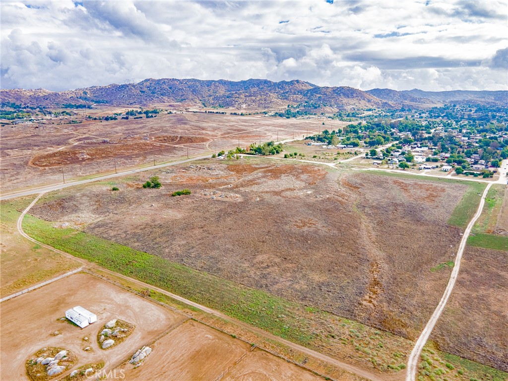 23489 Mapes Road Property Photo 7