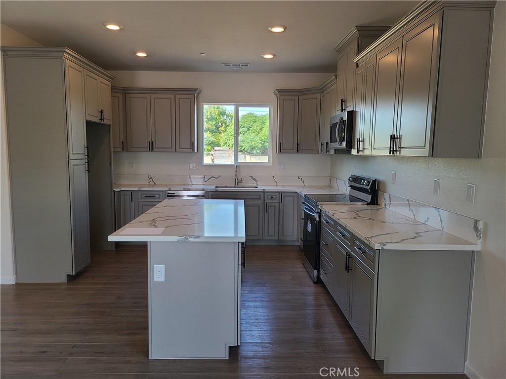 21402 Short Ridge Street Property Photo 4