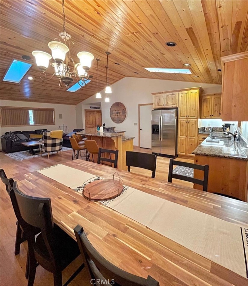 1037 Robinhood Boulevard W Property Photo 2