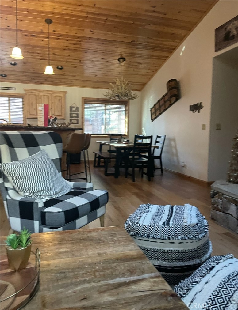 1037 Robinhood Boulevard W Property Photo 8