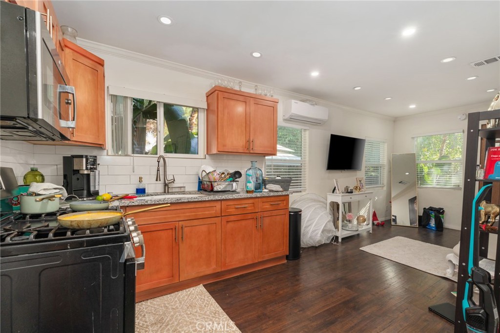 11123 Cumpston Street Property Photo 8