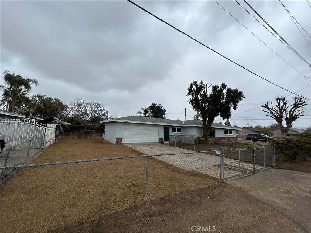 1597 Ferree Street Property Photo 5