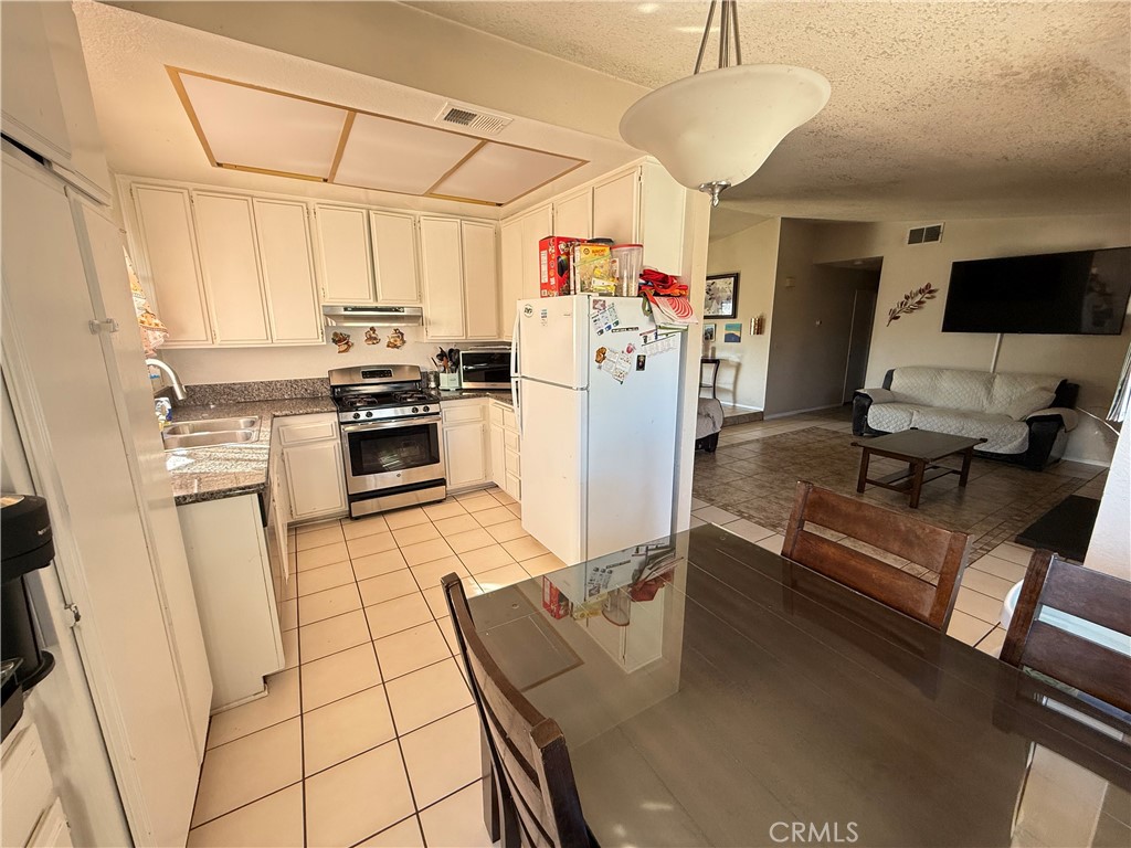 1687 N Fillmore Avenue Property Photo 4