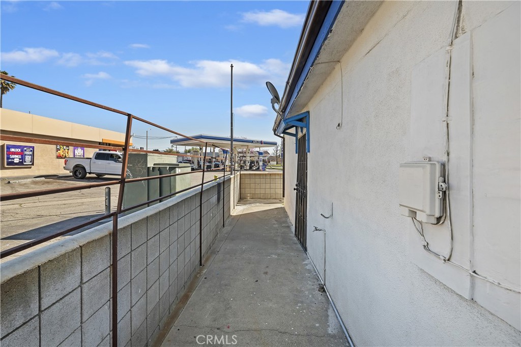 16870 Merrill Property Photo 8