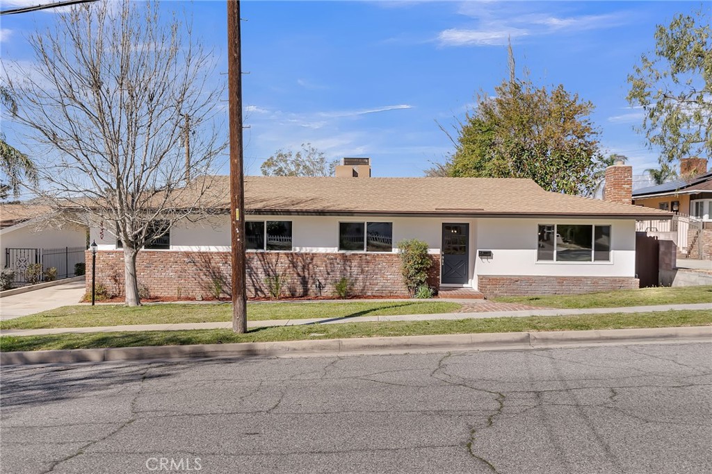 5230 N Mountain View Avenue Property Photo 1
