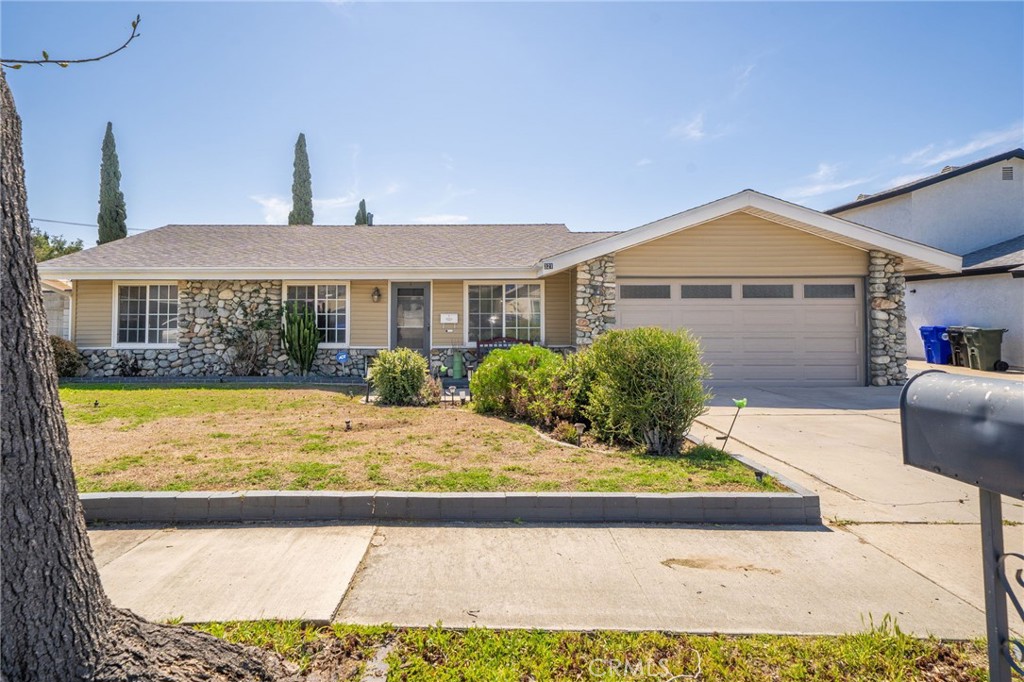 321 E Fromer Street Property Photo 2