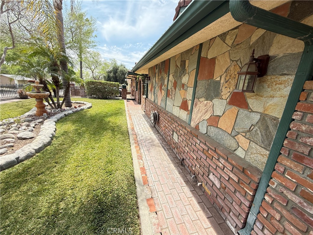 5450 Acacia Avenue Property Photo 8