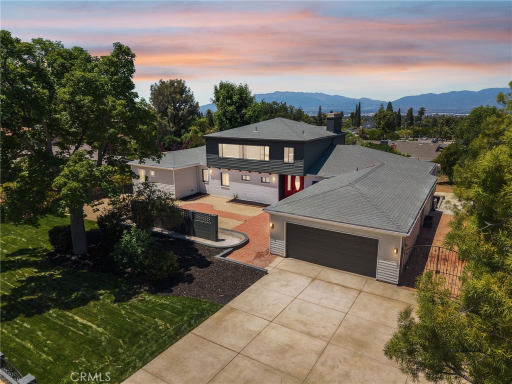220 W Highland Avenue Property Photo 1