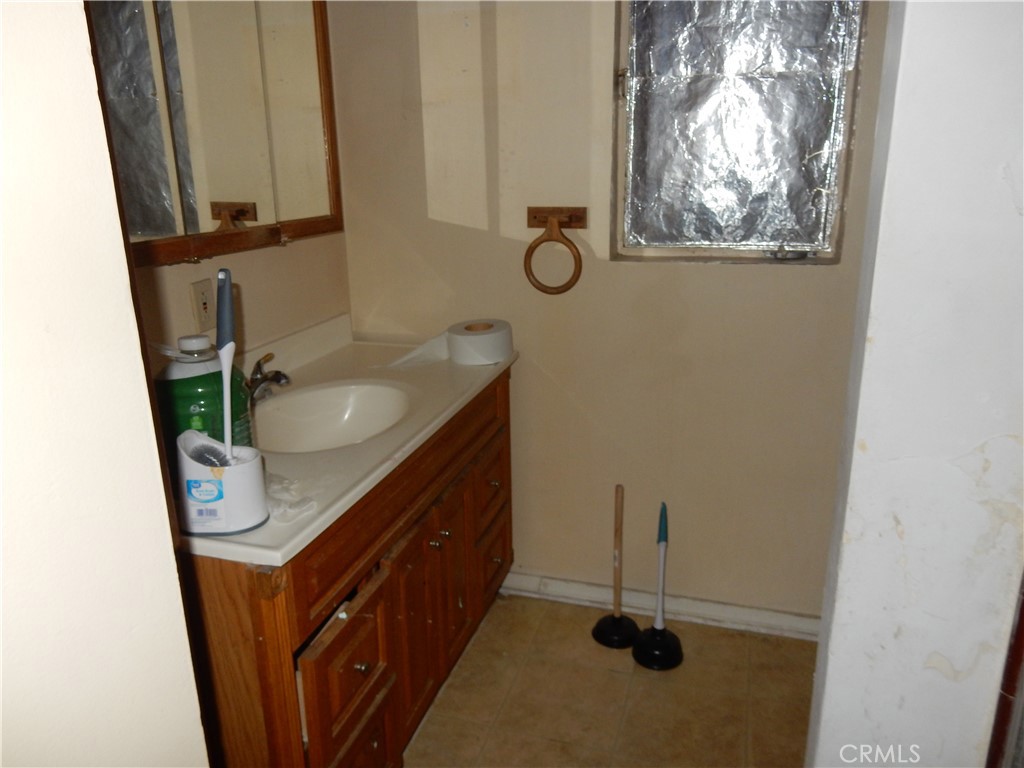 18206 Seville Avenue Property Photo 9