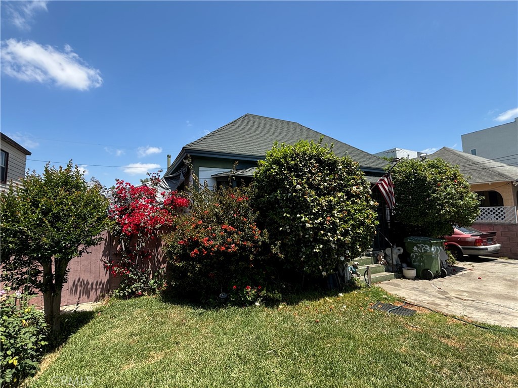 223 E 28th Street Property Photo 1