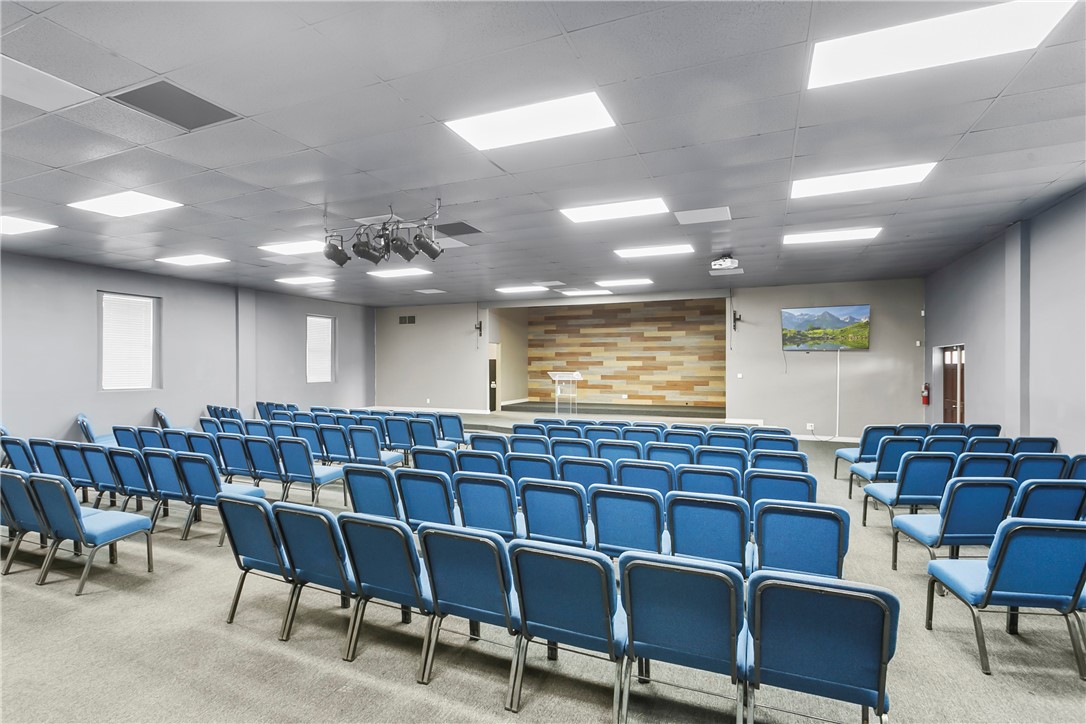 1087 W Mill Street Property Photo 4