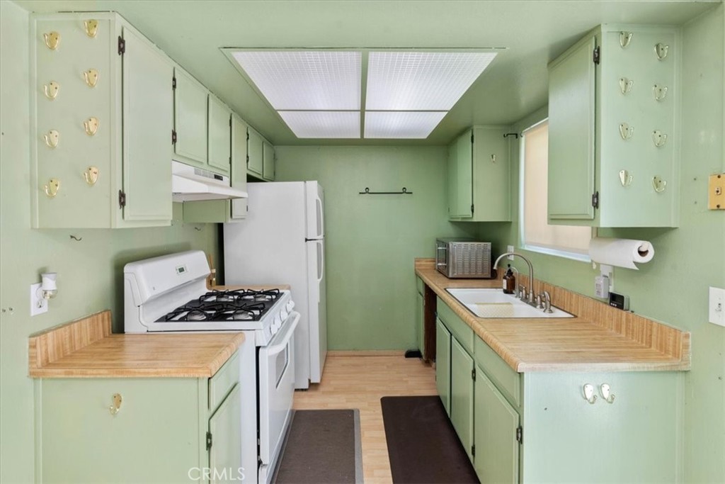 9100 Acacia Avenue 6 Property Photo 14