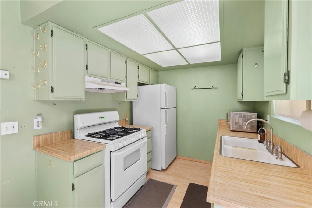 9100 Acacia Avenue 6 Property Photo 15