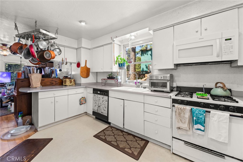 23034 Cedar Way Property Photo 6