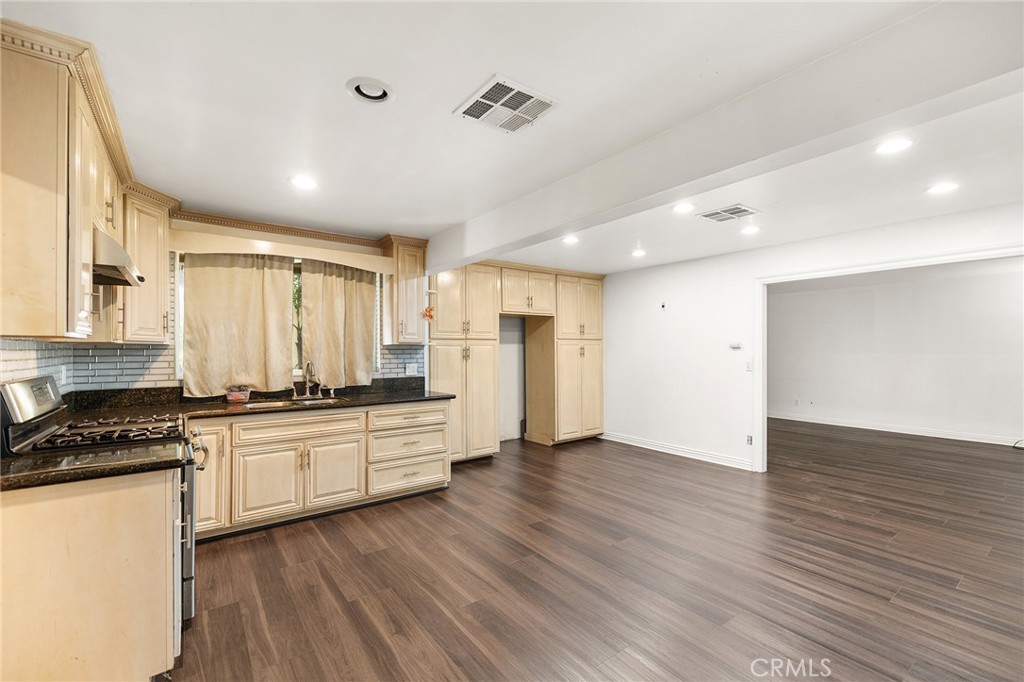 7020 Argyle Avenue Property Photo 8
