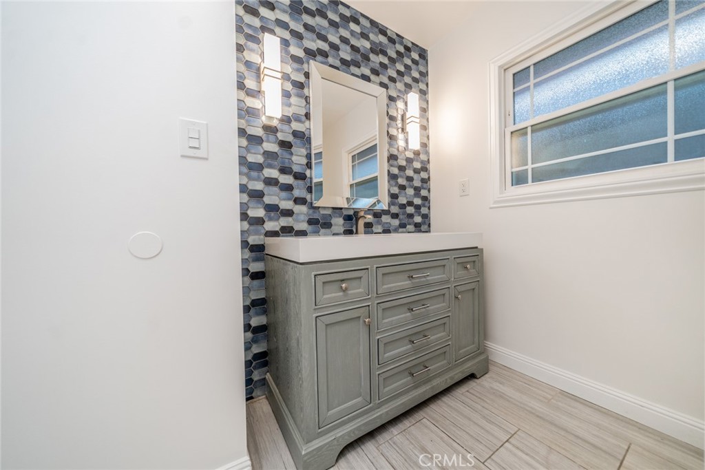 565 E 40th Street Property Photo 12