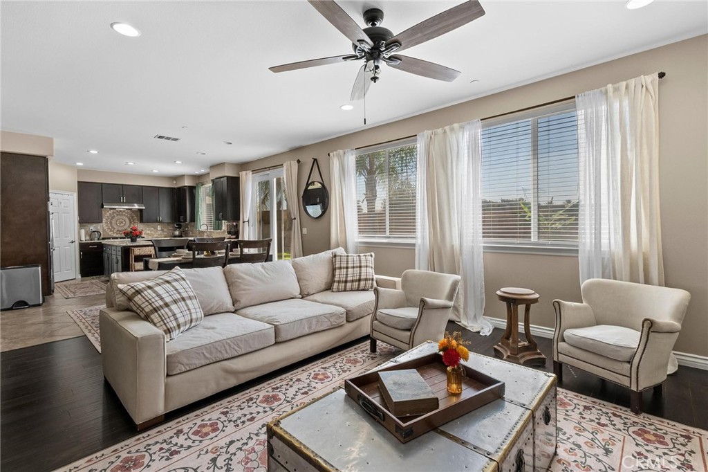 5381 Campania Way Property Photo 12