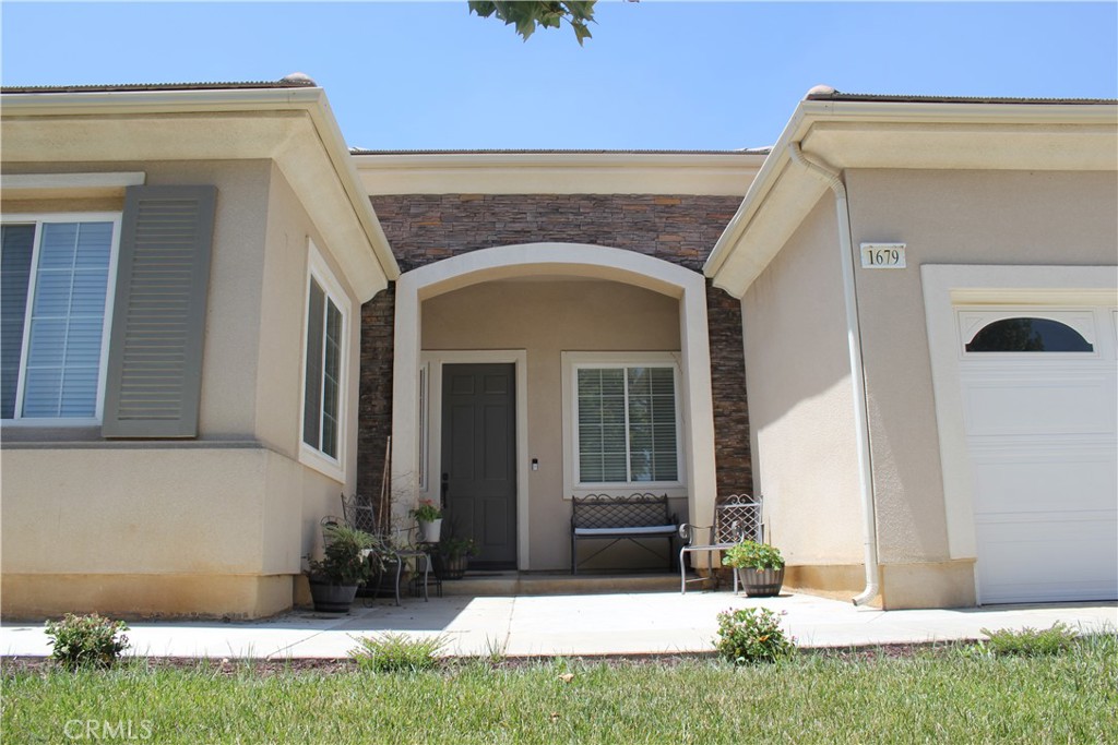 1679 Golden Way Property Photo 3