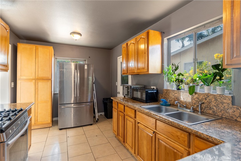 115 S Tamarisk Avenue Property Photo 9