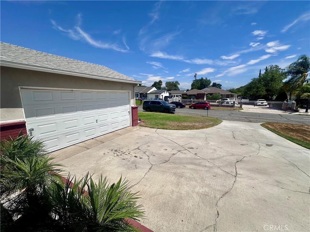 836 N Millard Avenue Property Photo 4