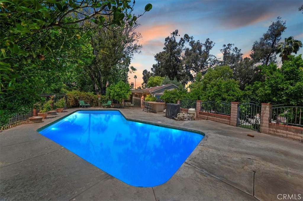 8180 Victoria Avenue Property Photo 4