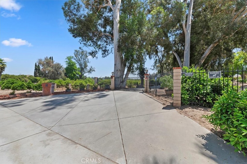 8180 Victoria Avenue Property Photo 5