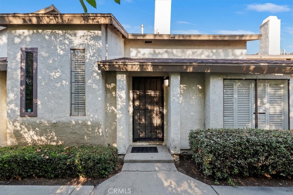 1974 E Lynwood Drive 8B Property Photo 1