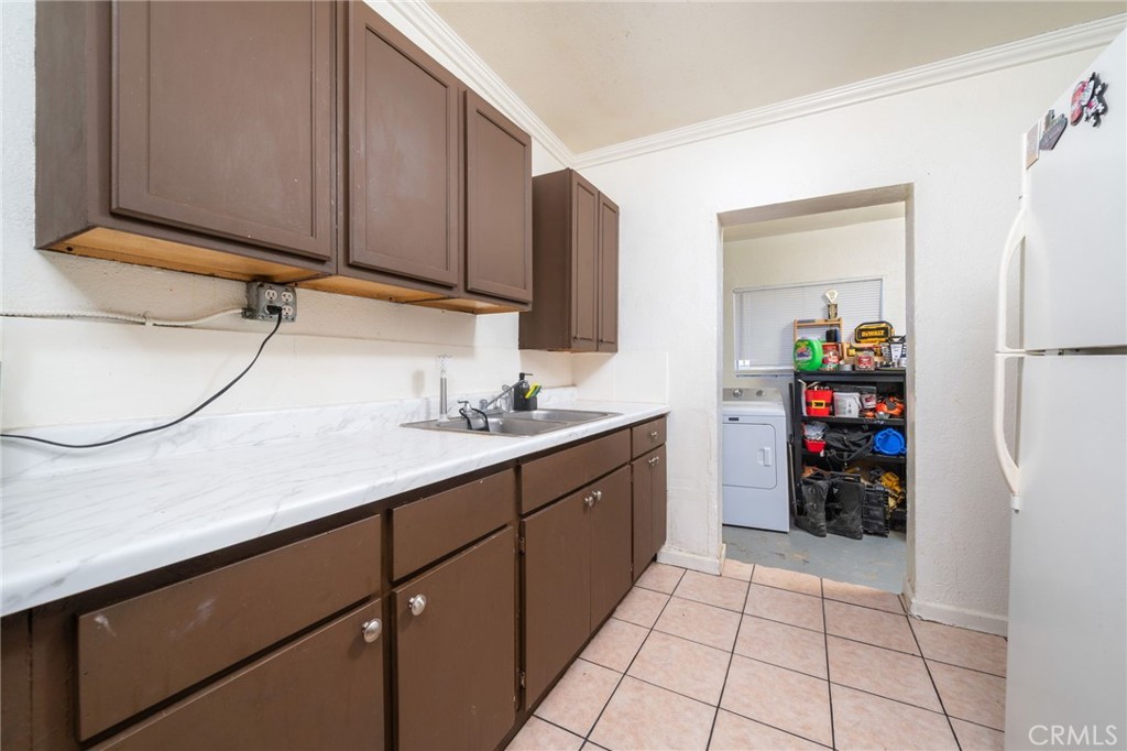 11986 White Avenue Property Photo 8