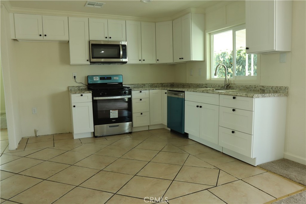 1855 E Riverside Drive 48 Property Photo 6