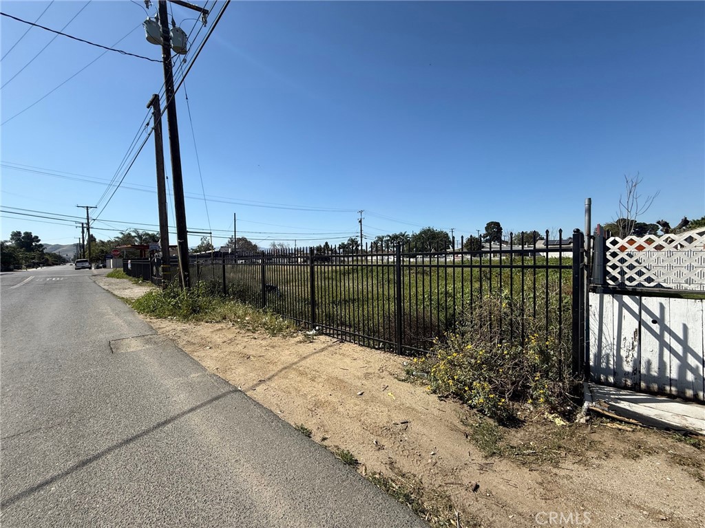 10621 Jurupa Rd Property Photo 2