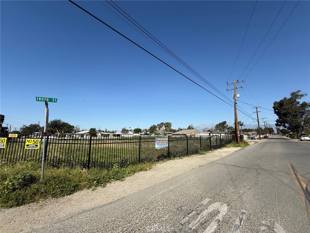 10621 Jurupa Rd Property Photo 9