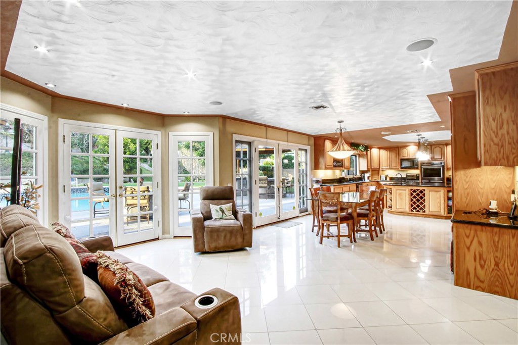 7954 Thoroughbred Property Photo 17