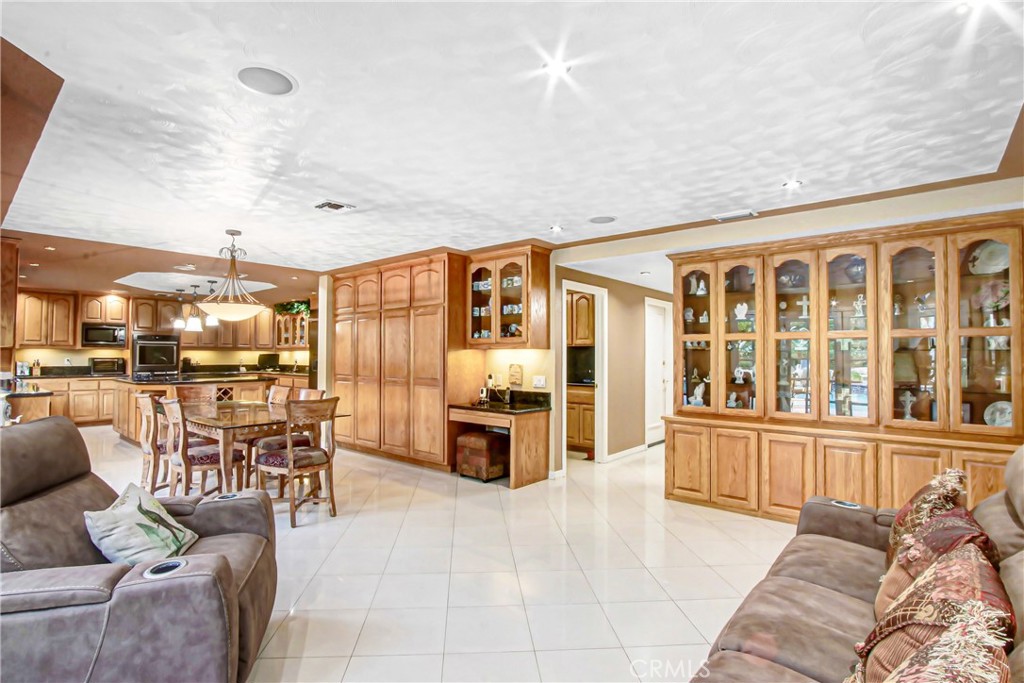 7954 Thoroughbred Property Photo 19