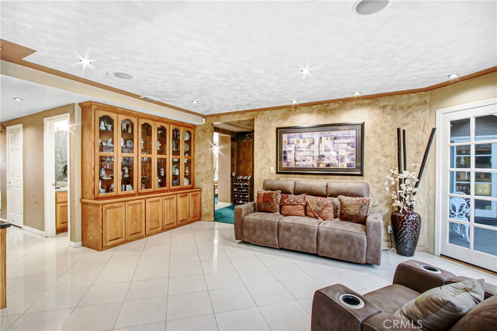 7954 Thoroughbred Property Photo 20