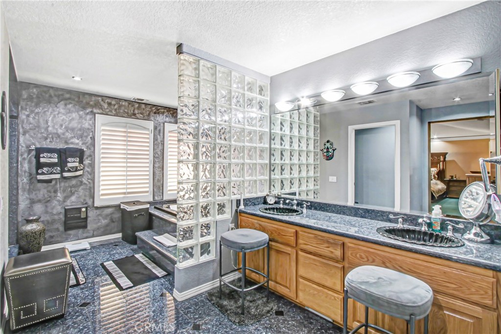 7954 Thoroughbred Property Photo 35