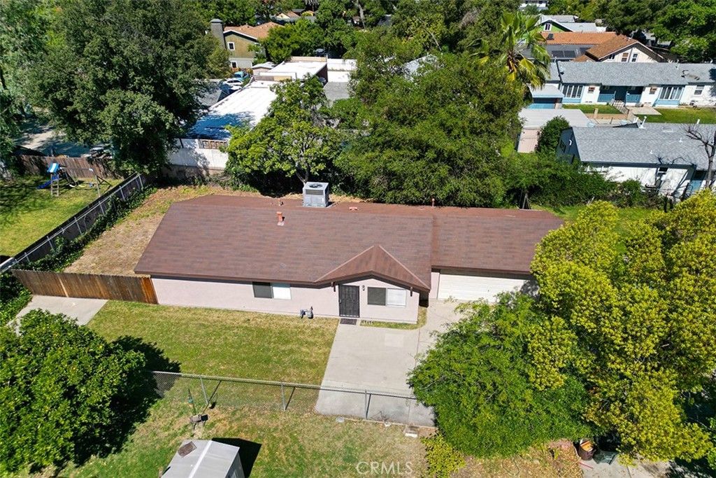 1909 N Summit Property Photo 2