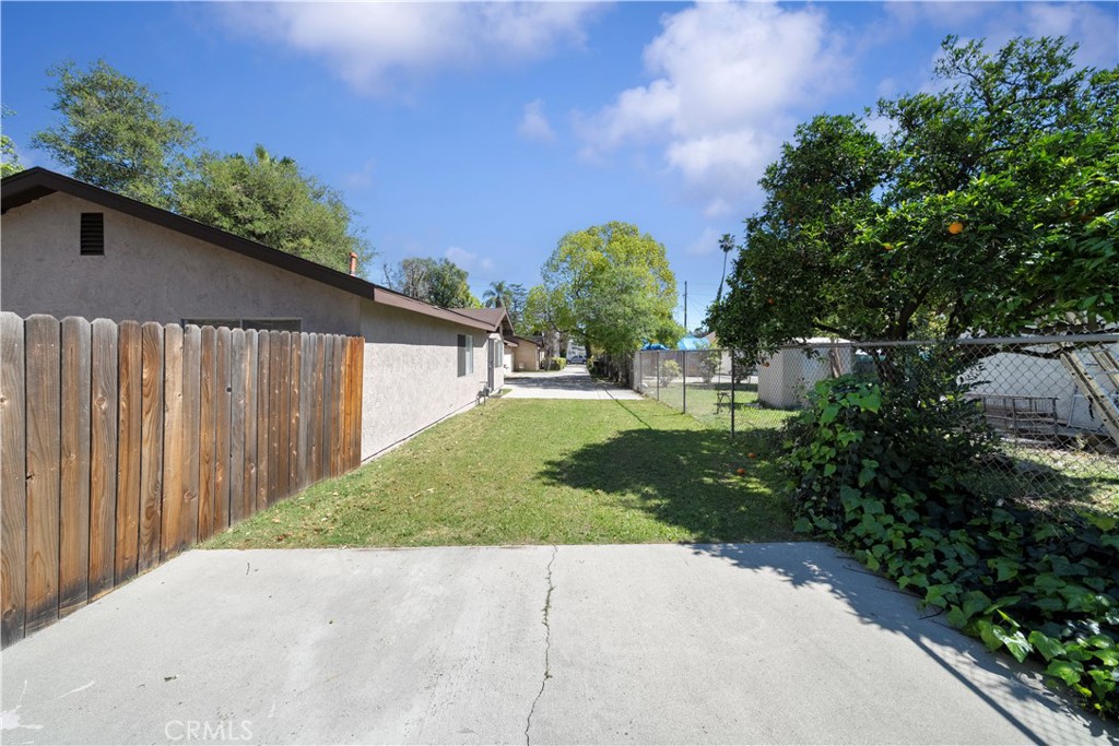 1909 N Summit Property Photo 4