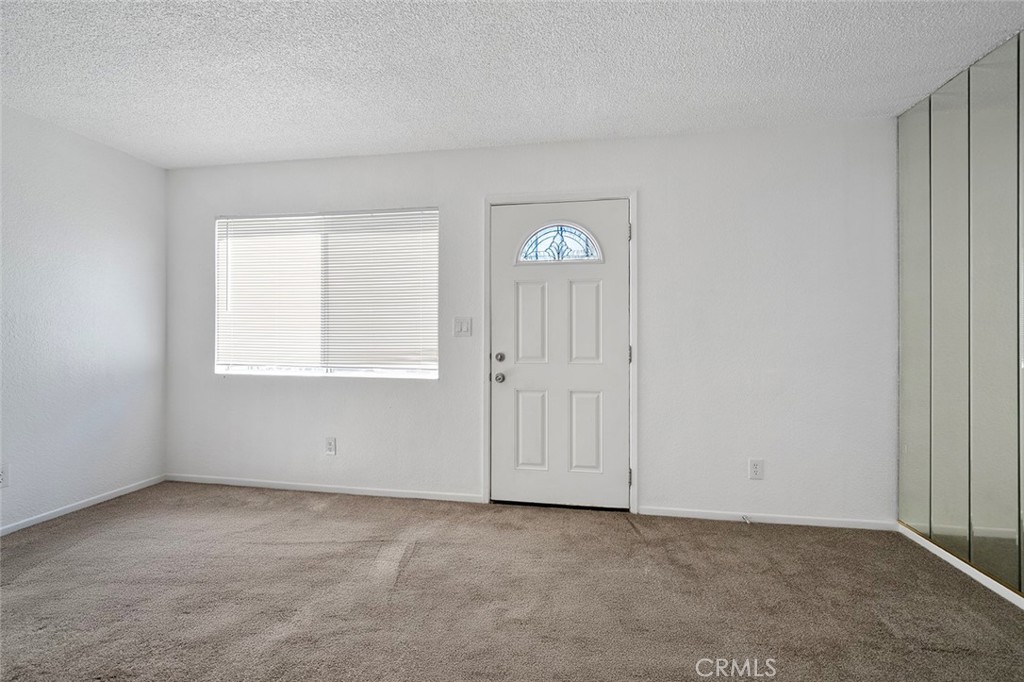 1909 N Summit Property Photo 5