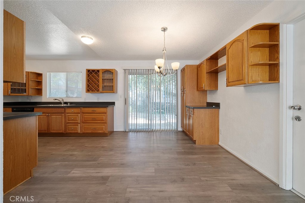 1909 N Summit Property Photo 8
