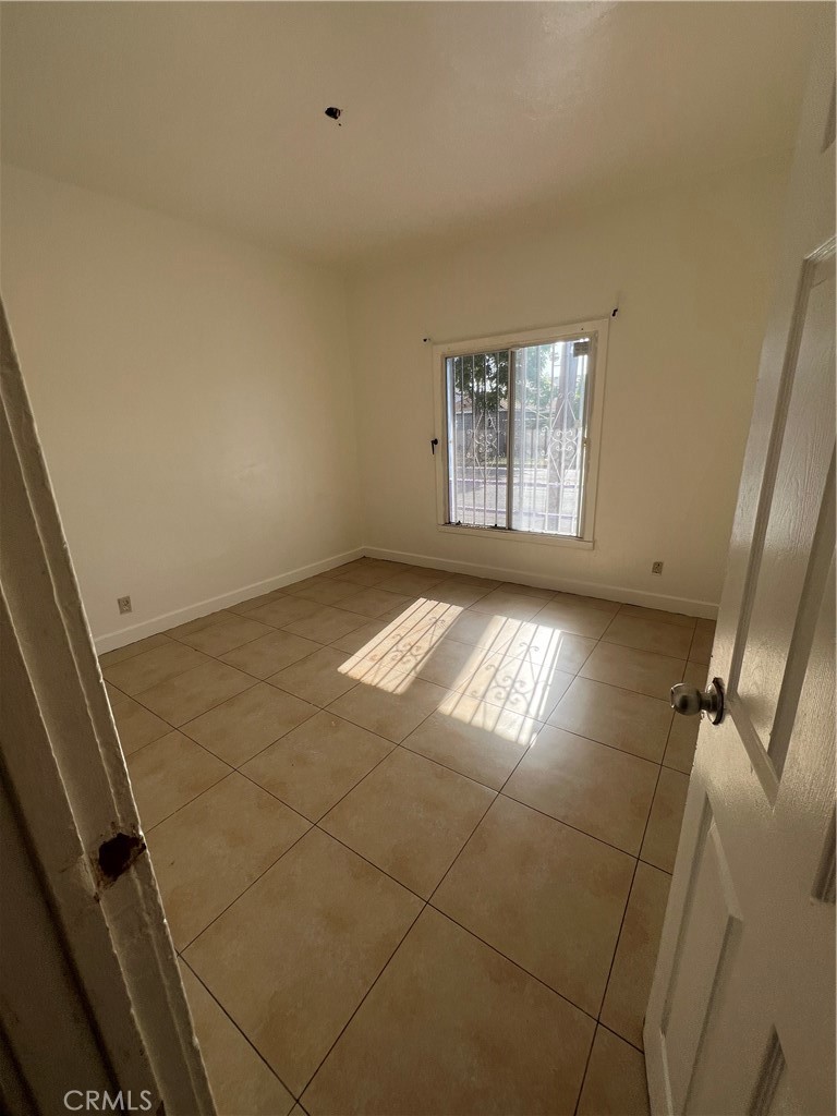 6812 S Hoover Property Photo 8