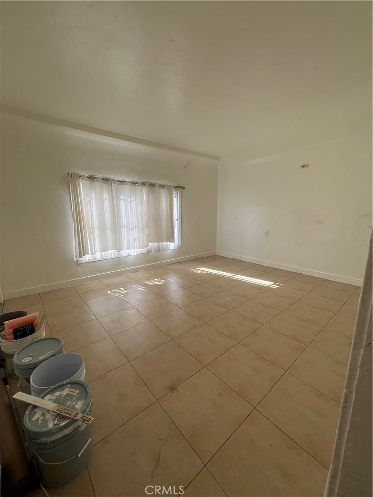 6812 S Hoover Property Photo 9